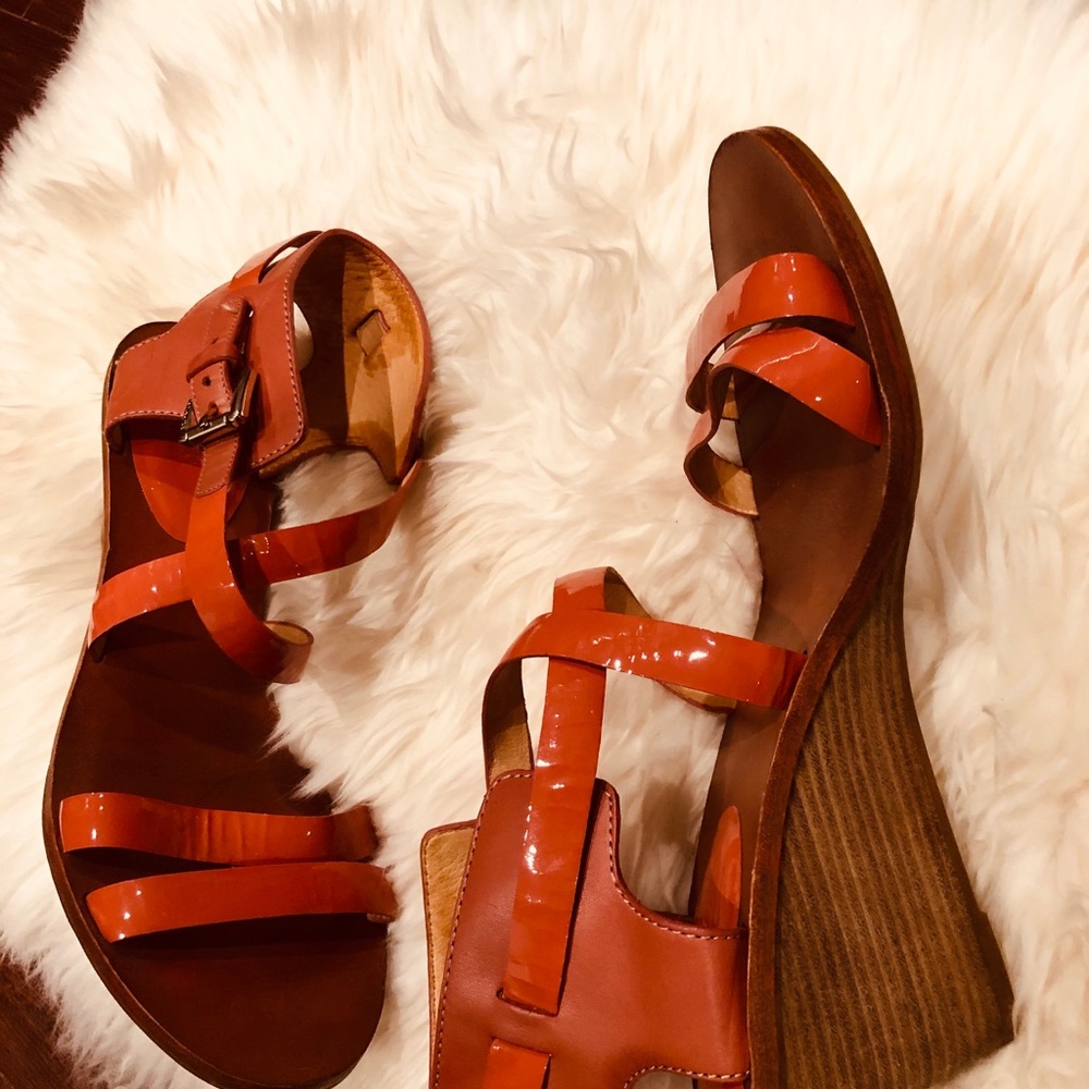 COACH  PATENT LEATHER SALMON COACH WEDGES